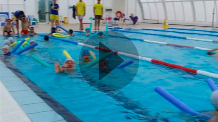 Alumnos en una clase de natación de SIMA en piscina cubierta